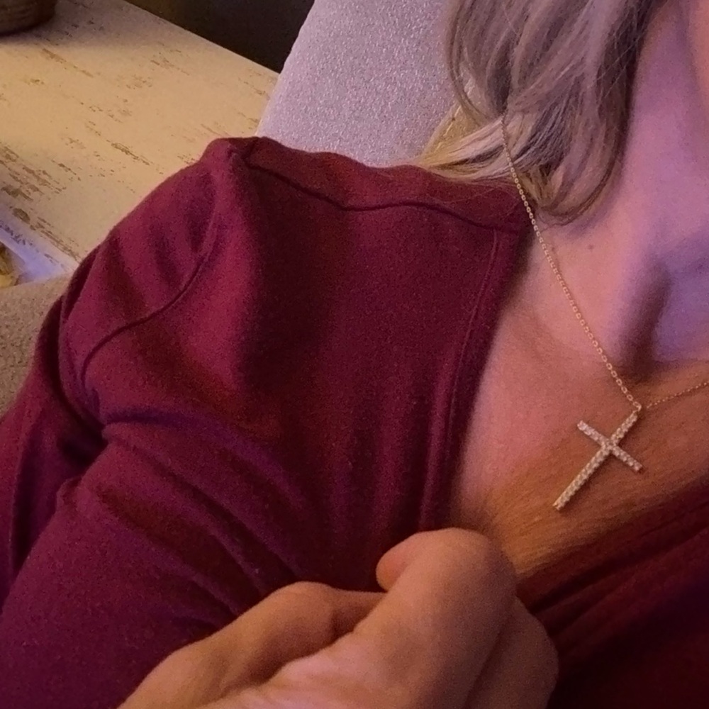 Kendra Scott Gold Necklace with Gold Cross Pendant - Picture 6 of 7